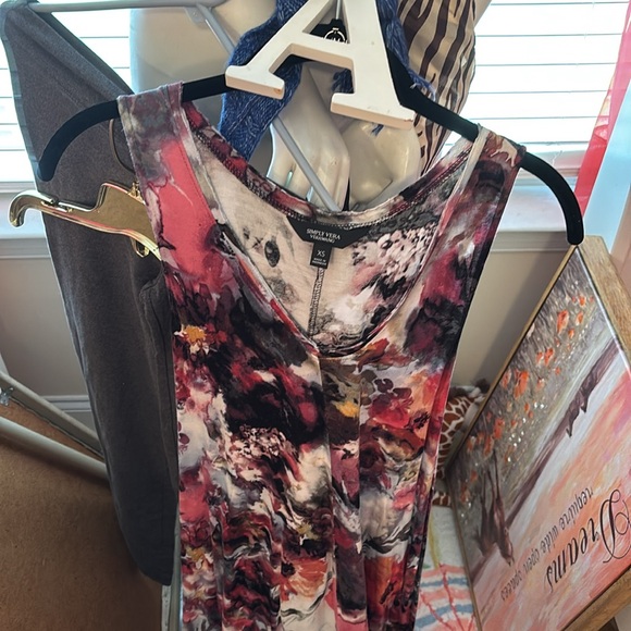 SIMPLY VERA WANG XS. MULTI COLORS. Has hankerchief hemline.DANCES N THE WIND❤️ - Picture 8 of 8